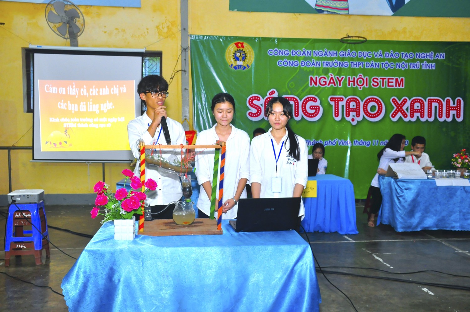 Các thành viên chi đoàn 10A2 đang thuyết minh về sản phẩm