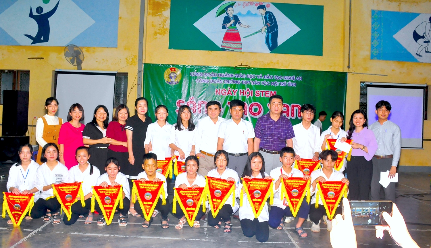 Các nhóm tác giả đạt giải trong cuộc thi. Ảnh Phan Thuận
